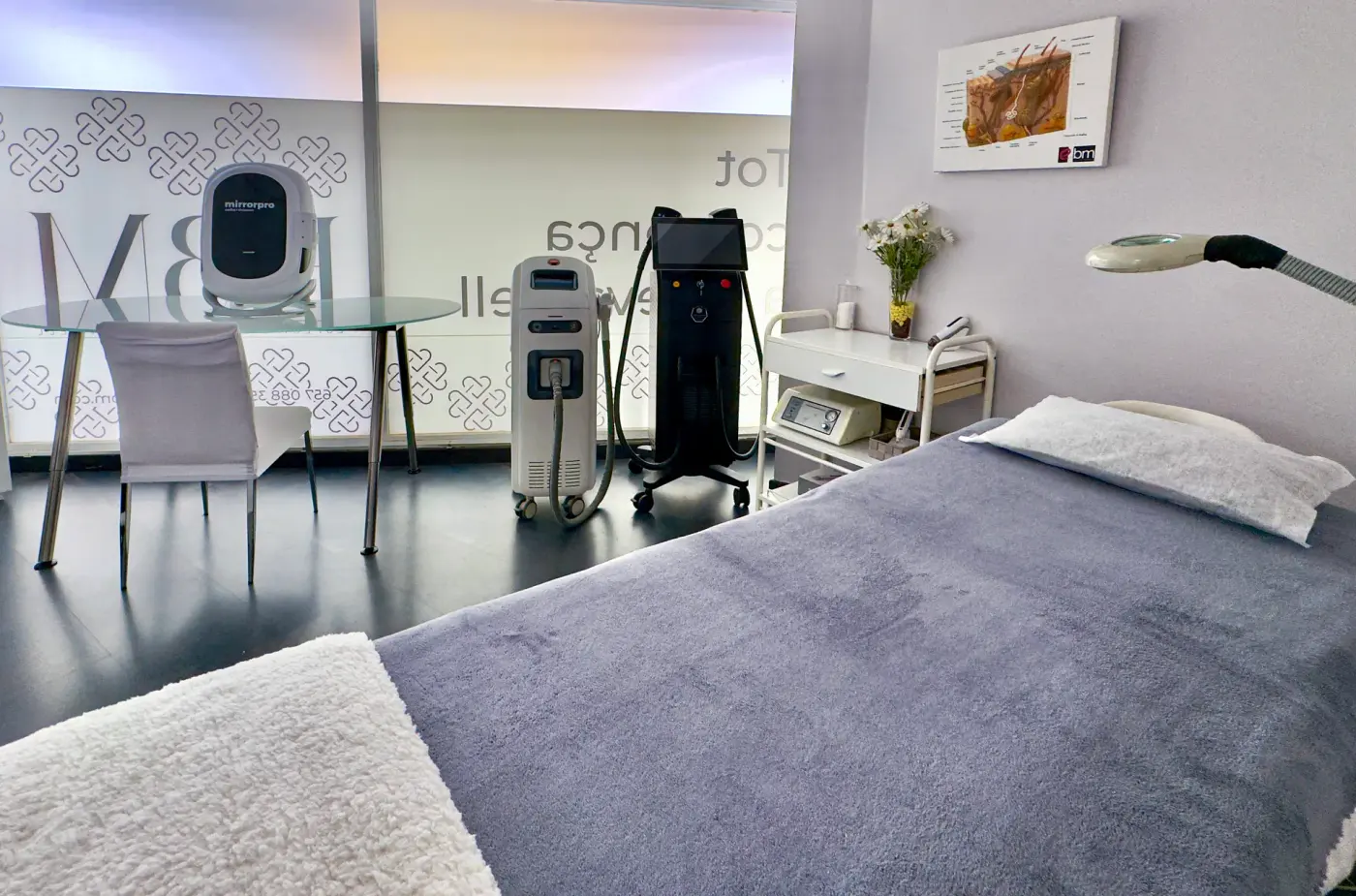 Sala de aparatología estética de Centro EBM en Castelldefels