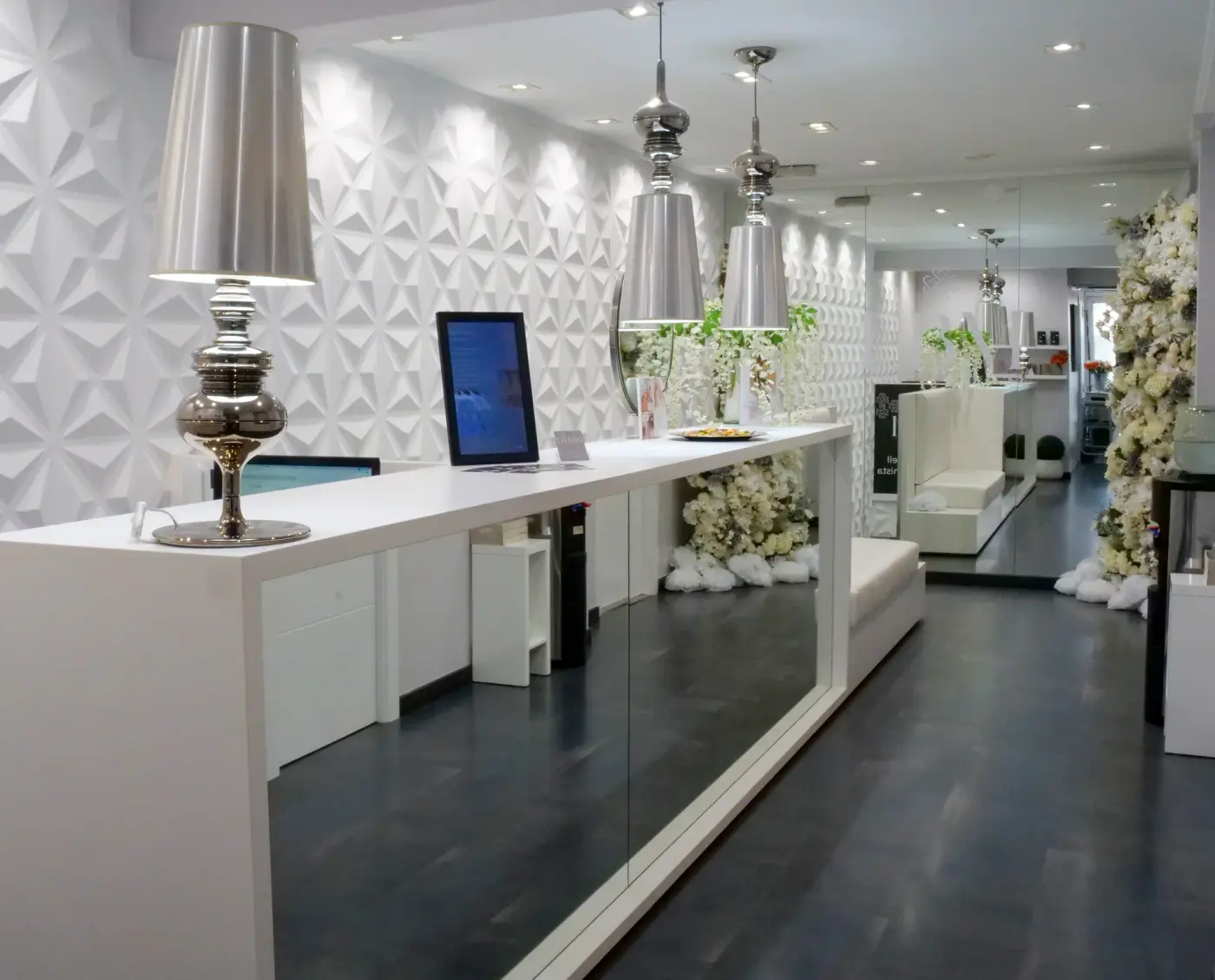 Recepción y mostrador de Centro EBM en Castelldefels