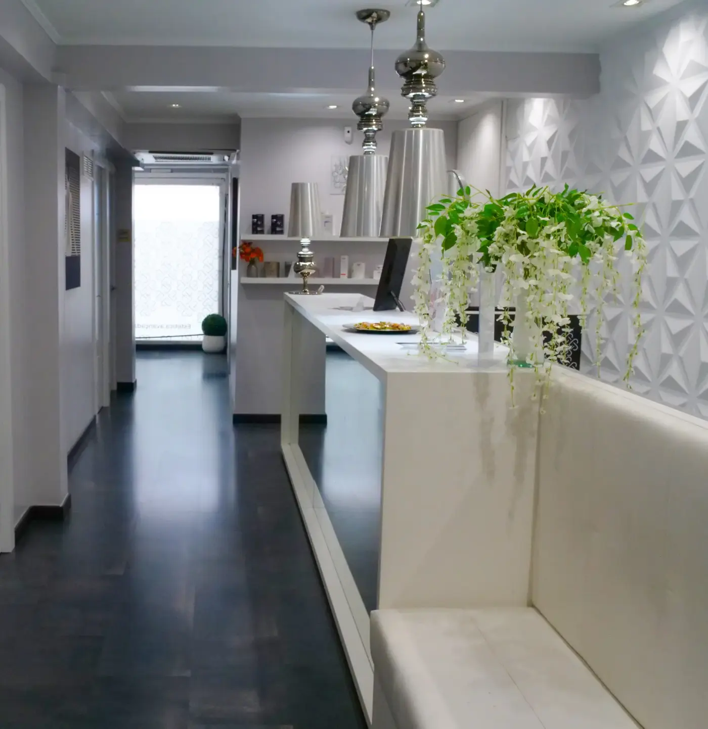 Pasillo interior del centro de estética EBM
