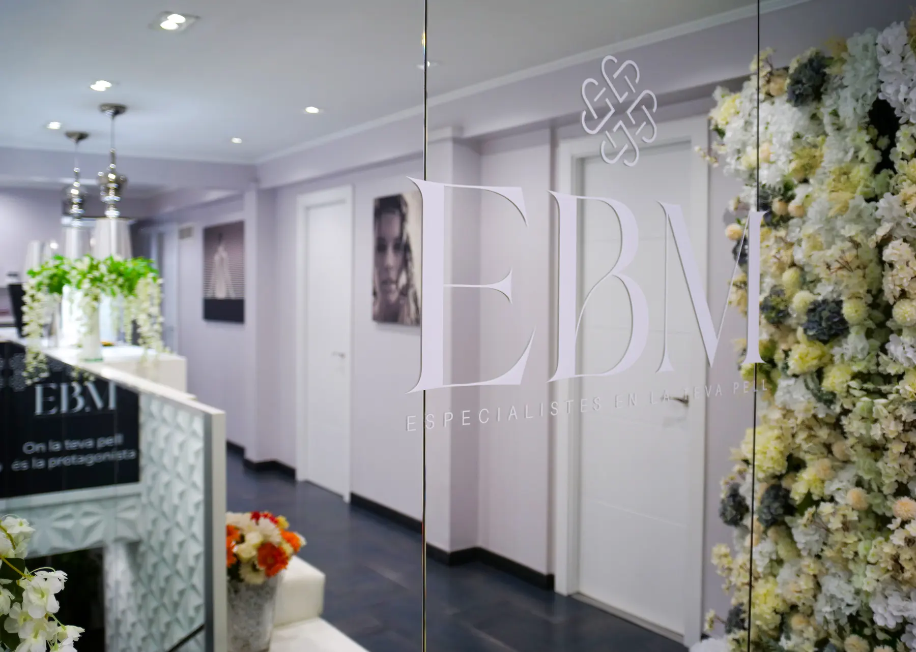 Recepción de Centro EBM en Castelldefels con el rótulo EBM grabado en el cristal