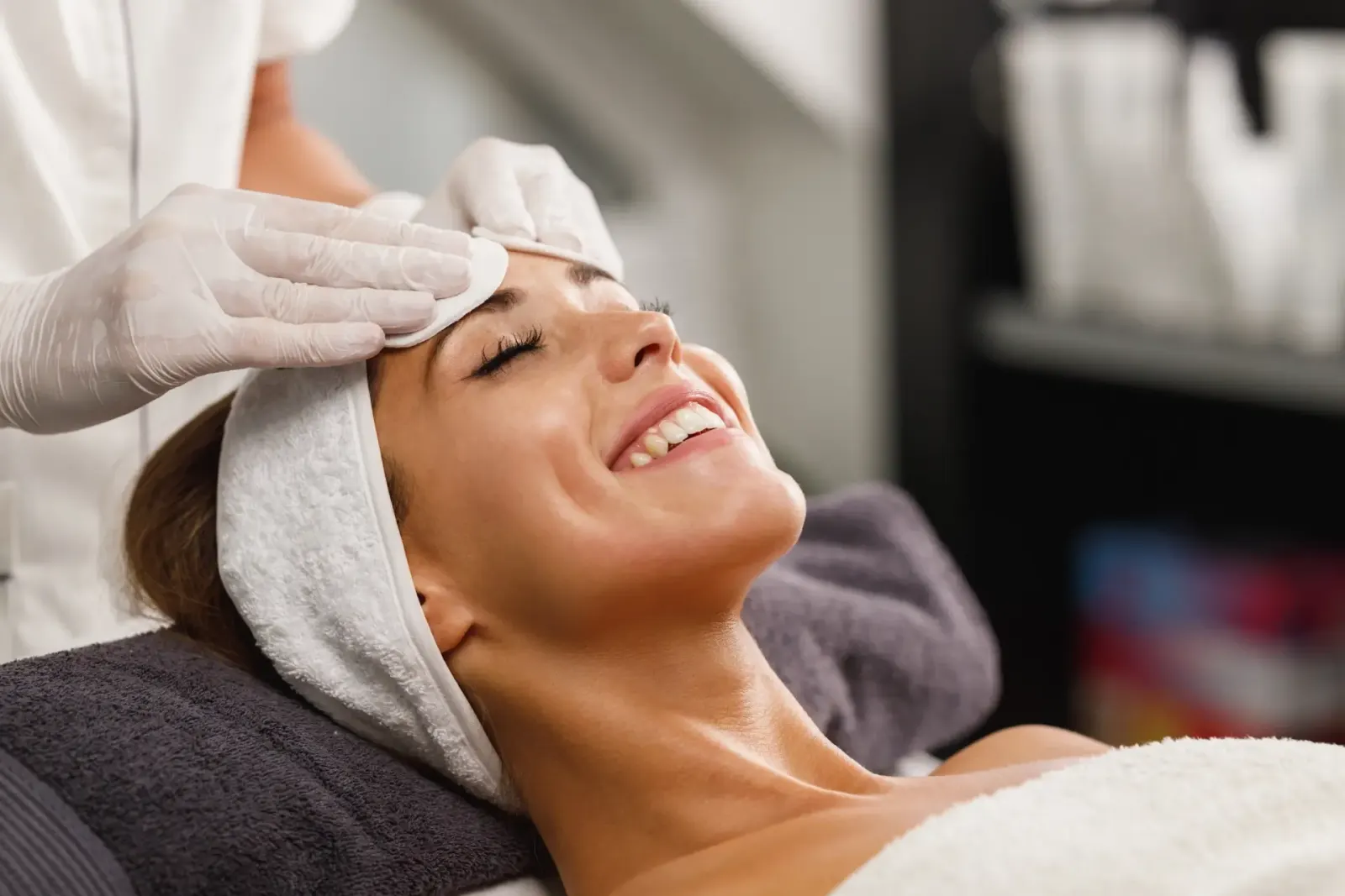 Tratamiento facial personalizado y anti-aging en Castelldefels