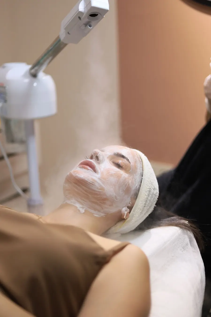 Higiene facial profunda con vapor en cabina de Centro EBM Castelldefels